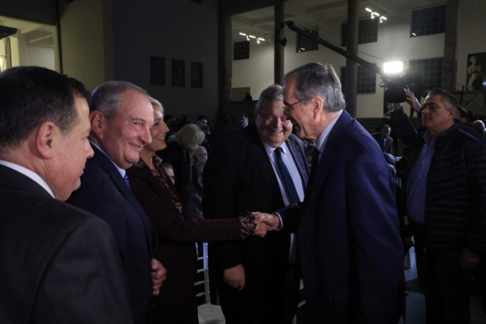 Σε πολιτική ασφυξία οδηγούν τον Μητσοτάκη οι τρεις πρώην