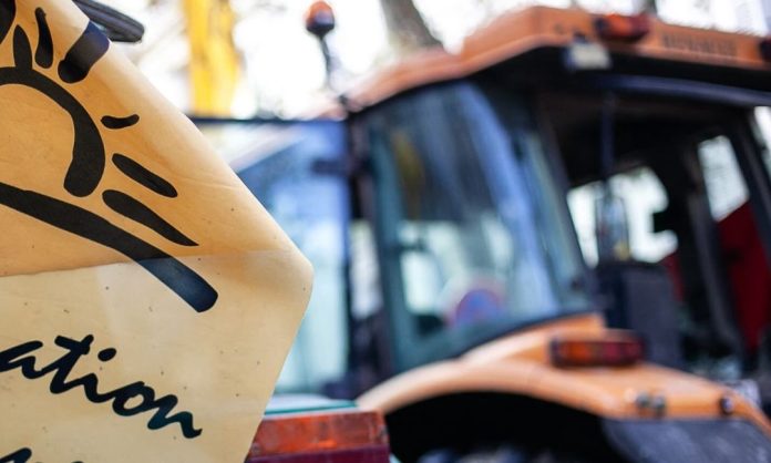 Γαλλία: Και οι Γάλλοι αγρότες στα μπλόκα