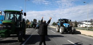Αγρότες: «Ξεχειλίζει» η οργή στα μπλόκα – Νέες κινητοποιήσεις σε Λάρισα, Ε65, Μάλγαρα, Αχαΐα