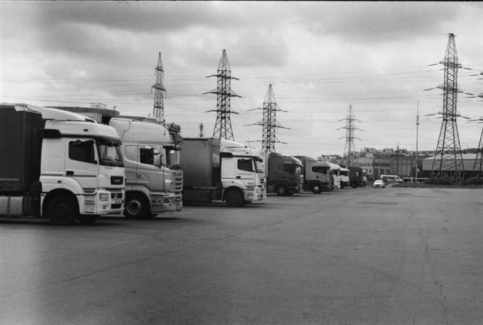 «Χειρόφρενο» εν μέσω γιορτών; Κλιμάκωση από τους οδηγούς φορτηγών – Τα αιτήματα και η τελική προειδοποίηση