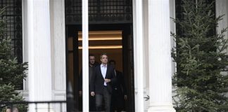 Ανασχηματισμός με το βλέμμα στο 2027: Η πίεση των εξελίξεων, τα αμετακίνητα πρόσωπα και οι χαρτογραφήσεις του Μαξίμου