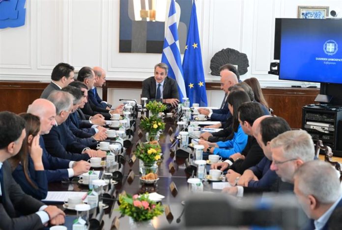 Κυβέρνηση: Τα σενάρια για ανασχηματισμό, το αφήγημα της σταθερότητας και η απειλή της χαλαρής ψήφου