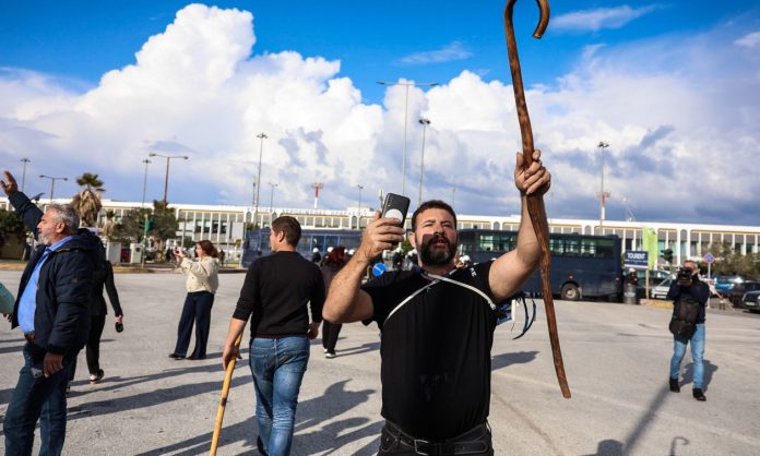 Ηράκλειο – Αγροτικές κινητοποιήσεις: Στην πίστα του αεροδρομίου έφτασαν οι αγρότες