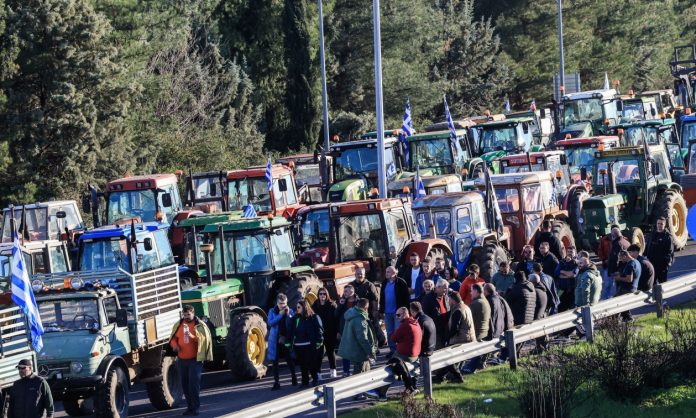 Πονοκέφαλος οι αγροτικές κινητοποιήσεις για την κυβέρνηση – Πώς θέλει να ηρεμήσει την κατάσταση