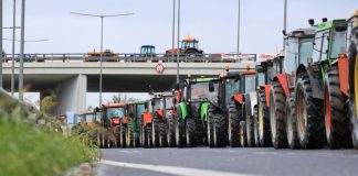 Αγροτικές κινητοποιήσεις: Δεν κάνουν πίσω οι αγρότες – Νέα μπλόκα στήνονται καθημερινά