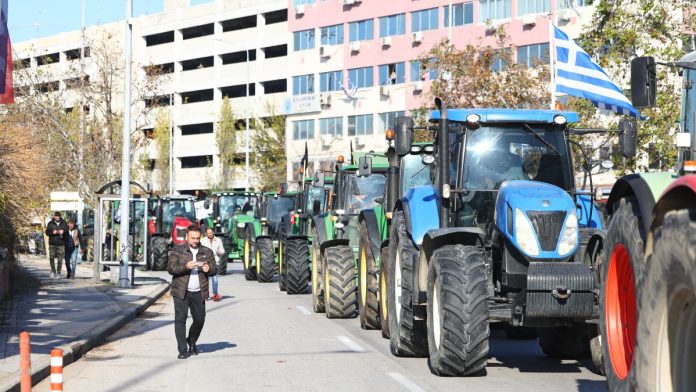 Με κομβόι οι αγρότες στο λιμάνι Θεσσαλονίκης – Τρακτέρ έζωσαν την πόλη