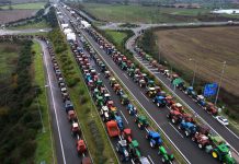 Μητσοτάκης: Μαστίγιο και καρότο στους αγρότες – «Ακραίες μορφές διαμαρτυρίας» τα μπλόκα, χρήματα με το σταγονόμετρο