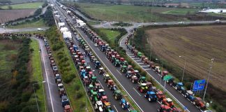 Μητσοτάκης: Μαστίγιο και καρότο στους αγρότες – «Ακραίες μορφές διαμαρτυρίας» τα μπλόκα, χρήματα με το σταγονόμετρο