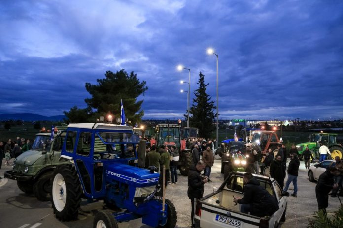 Αγρότες: Ο αιφνιδιασμός του Μαξίμου και Χριστούγεννα με μπλόκα στους δρόμους