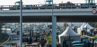 Αγρότες: Κλείνουν αύριο τις σήραγγες των Τεμπών για τα φορτηγά – Συνεχίζουν το άνοιγμα διοδίων