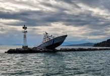 Βόλος: Σκάφος του Λιμενικού προσέκρουσε σε βράχια στην είσοδο του λιμανιού – (ΦΩΤΟ)