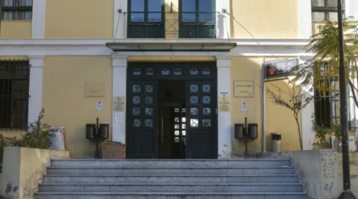 Δικαστήρια Ευελπίδων: Νεκρός 84χρονος που δικαζόταν για ενδοοικογενειακή βία – Πέθανε πριν ακούσει την απόφαση