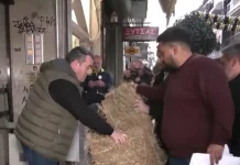 Λάρισα: Διαμαρτυρία αγροτών έξω από τα γραφεία βουλευτών της ΝΔ – Έριξαν άχυρα στην είσοδο-(VIDEO)