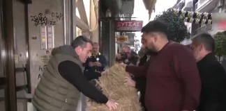 Λάρισα: Διαμαρτυρία αγροτών έξω από τα γραφεία βουλευτών της ΝΔ – Έριξαν άχυρα στην είσοδο-(VIDEO)