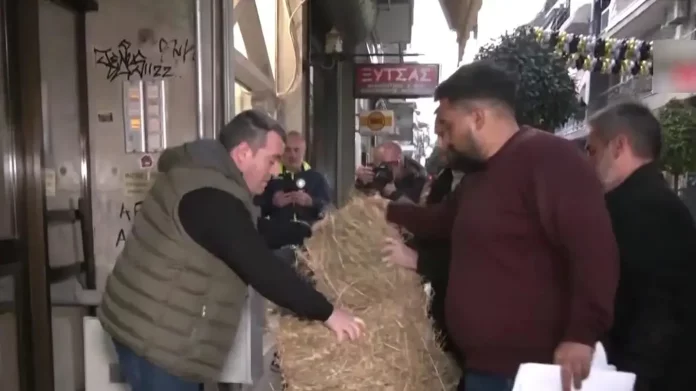 Λάρισα: Διαμαρτυρία αγροτών έξω από τα γραφεία βουλευτών της ΝΔ – Έριξαν άχυρα στην είσοδο-(VIDEO)