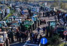 Συνεχίζουν αποφασιστικά οι αγρότες: Νέα μπλόκα και καθοριστικές συνελεύσεις – Άνοιξε το αεροδρόμιο Ιωαννίνων, έκλεισαν τελωνείο Σκύδρας και Προμαχώνας