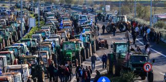 Συνεχίζουν αποφασιστικά οι αγρότες: Νέα μπλόκα και καθοριστικές συνελεύσεις – Άνοιξε το αεροδρόμιο Ιωαννίνων, έκλεισαν τελωνείο Σκύδρας και Προμαχώνας