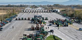 Αγρότες: Άνοιξε το ρεύμα προς Θεσσαλονίκη στα Μάλγαρα – Παραμένει αποκλεισμένος ο δρόμος προς Αθήνα