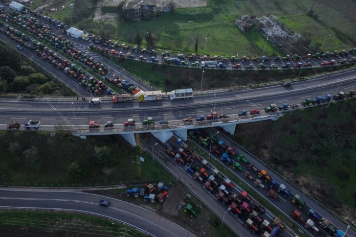 Μαύρες τρύπες στην εκλογική βάση της ΝΔ – Ανησυχία για το «μπετονάρισμα» του Βελόπουλου