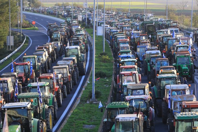 Πολύωροι αποκλεισμοί σήμερα στα αγροτικά μπλόκα στα τελωνεία των Ευζώνων και της Νίκης