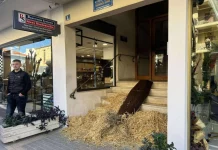 Μηχανοκίνητη πορεία αγροτών στο Ρέθυμνο: Πέταξαν συμβολικά άχυρα και άφησαν φέρετρα έξω από γραφεία