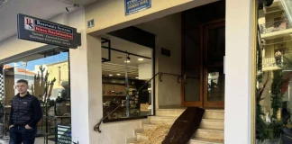 Μηχανοκίνητη πορεία αγροτών στο Ρέθυμνο: Πέταξαν συμβολικά άχυρα και άφησαν φέρετρα έξω από γραφεία