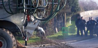 Διαμαρτυρία γάλλων αγροτών έξω από το εξοχικό του Μακρόν: Άφησαν κοπριά κι ένα… φέρετρο (Video)