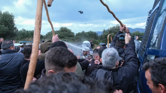 Η ΕΛΑΣ διαψεύδει τις φωτογραφίες του NeaKriti.gr ότι χρησιμοποιήθηκαν πλαστικές σφαίρες κατά των αγροτών στην Κρήτη