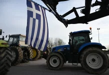 Χαλκιδική: Στήθηκε στη Νικήτη το πρώτο μπλόκο μελισσοκόμων και αγροτών μέσα στον νομό