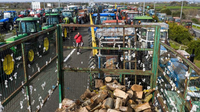 Με αστυνομικά μέτρα «απειλεί» η κυβέρνηση τους αγρότες – Κόκκινη γραμμή οι «κρίσιμες υποδομές» που δεν μπορούν να αποκλειστούν