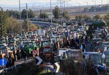 Τρακτέρ σαν… χριστουγεννιάτικα δένδρα: ετοιμάζονται να στολίσουν στους δρόμους οι αγρότες