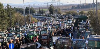 Τρακτέρ σαν… χριστουγεννιάτικα δένδρα: ετοιμάζονται να στολίσουν στους δρόμους οι αγρότες