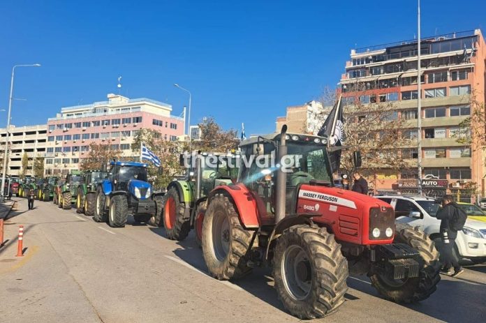 Θεσσαλονίκη: Έφτασαν στο λιμάνι οι αγρότες – Δείτε φωτογραφίες και βίντεο