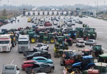 Τα τρακτέρ «οργώνουν» μια προνομιακή εκλογική πελατεία της ΝΔ