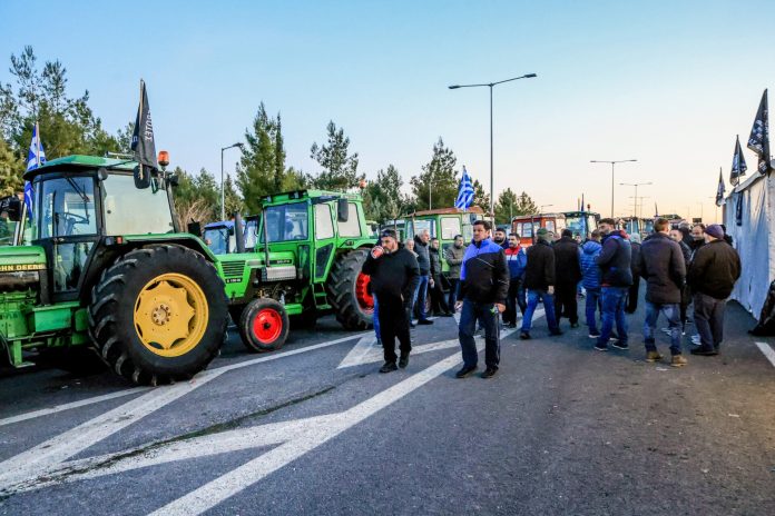 Περιμένουν υπουργούς στα μπλόκα
