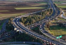 Λάρισα: Κλιμακώνουν τις κινητοποιήσεις τους οι αγρότες στο μπλόκο της Νίκαιας – Κλειστή παραμένει η εθνική οδός Αθηνών – Θεσσαλονίκης