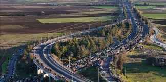 Λάρισα: Κλιμακώνουν τις κινητοποιήσεις τους οι αγρότες στο μπλόκο της Νίκαιας – Κλειστή παραμένει η εθνική οδός Αθηνών – Θεσσαλονίκης