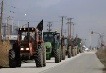 Κεντρική Μακεδονία: Αγρότες κατευθύνονται με τα τρακτέρ τους στο Δερβένι, νέο μπλόκο στο Αιγίνιο, κλειστός για φορτηγά ο Προμαχώνας