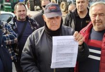 Αγρότες: Δικαστικός κλητήρας πήγε σε μπλόκο και επέδωσε σε αγρότη αγωγή για χρέη – (VIDEO)