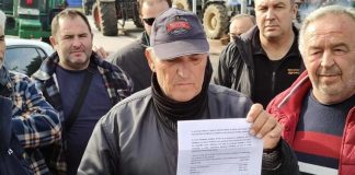 Αγρότες: Δικαστικός κλητήρας πήγε σε μπλόκο και επέδωσε σε αγρότη αγωγή για χρέη – (VIDEO)