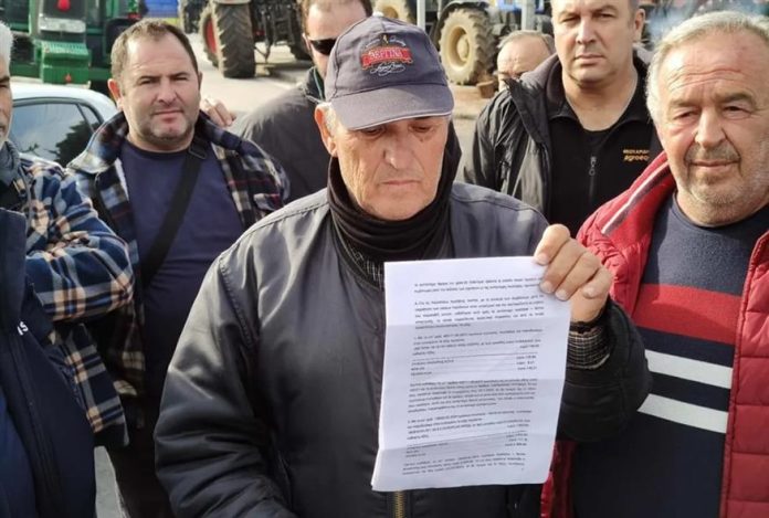 Αγρότες: Δικαστικός κλητήρας πήγε σε μπλόκο και επέδωσε σε αγρότη αγωγή για χρέη – (VIDEO)