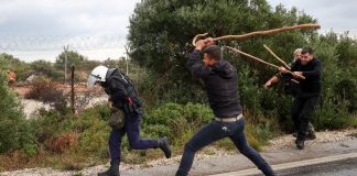 Χανιά: Οι αγρότες πήραν στο κυνήγι τα ΜΑΤ – Aιμόφυρτοι αστυνομικοί, σπασμένο περιπολικό (VIDEO-ΦΩΤΟ)