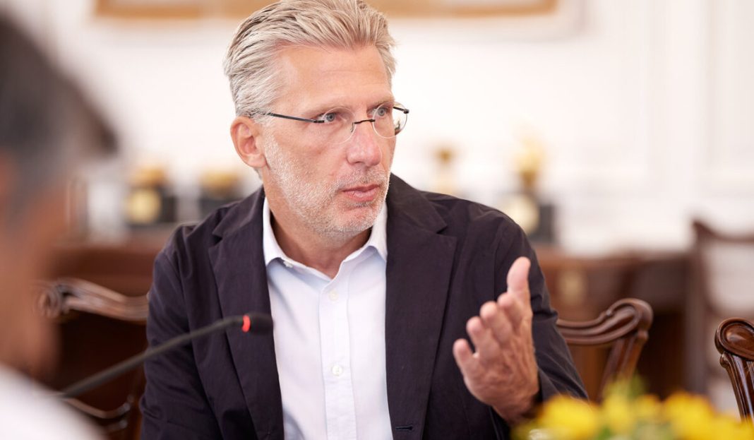 ΠΑΡΟΥΣΙΑΣΗ THΣ ΠΛΑΤΦΟΡΜΑΣ ΓΙΑ ΤΗΝ ΠΡΟΣΒΑΣΙΜΟΤΗΤΑ ΤΩΝ ΑΜΕΑ ΣΕ ΣΥΣΚΕΨΗ ΥΠΟ ΤΟΝ ΠΡΩΘΥΠΟΥΡΓΟ ΚΥΡΙΑΚΟ ΜΗΤΣΟΤΑΚΗ (ΔΗΜΗΤΡΗΣ ΠΑΠΑΜΗΤΣΟΣ/ΓΡΑΦΕΙΟ Τ