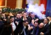 Αλβανία: Συγκρούσεις μέσα στο κοινοβούλιο – Bουλευτές άναψαν φωτοβολίδες και πέταξαν νερό στον πρόεδρο της Βουλής – Δείτε βίντεο