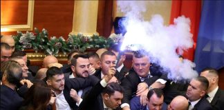 Αλβανία: Συγκρούσεις μέσα στο κοινοβούλιο – Bουλευτές άναψαν φωτοβολίδες και πέταξαν νερό στον πρόεδρο της Βουλής – Δείτε βίντεο