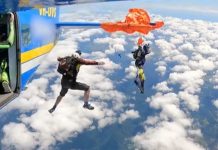 Απίστευτο video: Αλεξίπτωτο τυλίγεται σε φτερό αεροπλάνου με τον χρήστη του να αιωρείται στο κενό