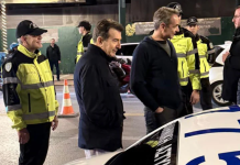 Με κομμένη τη χώρα σε 112 σημεία από τους αγρότες, ο Μητσοτάκης πήγε σε μπλόκο της τροχαίας και έκανε …αλκοτέστ! – Γελάνε μέχρι και οι τροχονόμοι!