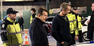 Με κομμένη τη χώρα σε 112 σημεία από τους αγρότες, ο Μητσοτάκης πήγε σε μπλόκο της τροχαίας και έκανε …αλκοτέστ! – Γελάνε μέχρι και οι τροχονόμοι!