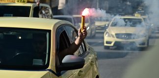 Στο υπουργείο Μεταφορών οι ιδιοκτήτες ταξί – Έστησαν αντίσκηνα και προαναγγέλλουν απεργία διαρκείας (Video)