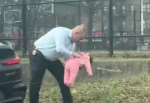 Νέα Υόρκη: Αστυνομικός έσωσε μωρό που πνιγόταν – Σταμάτησε το αυτοκίνητο στην άκρη του δρομου